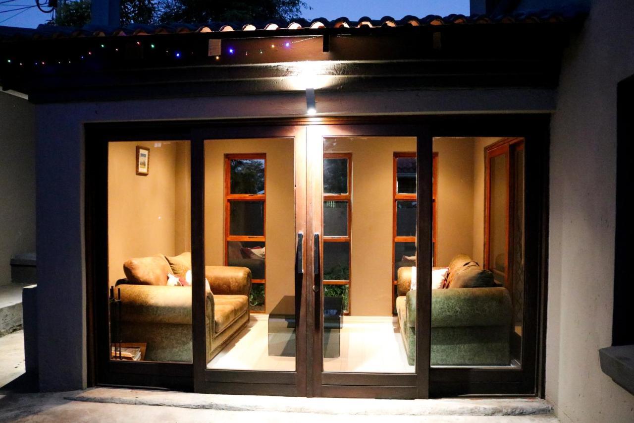 Modern In Near Menlyn Mall Holiday home Pretoria