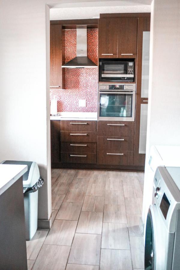 Modern In Near Menlyn Mall Holiday home Pretoria