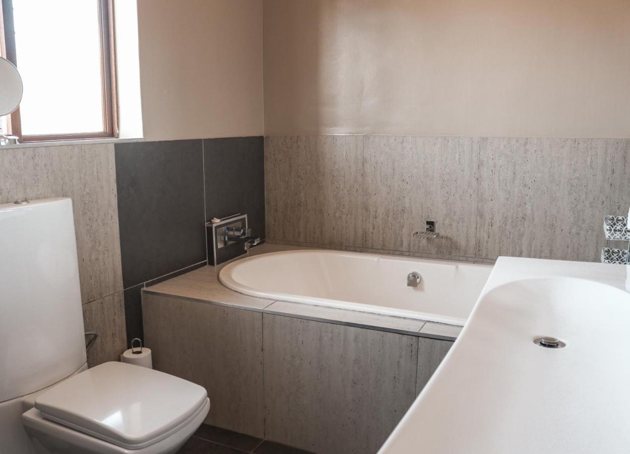 Modern In Near Menlyn Mall Holiday home Pretoria